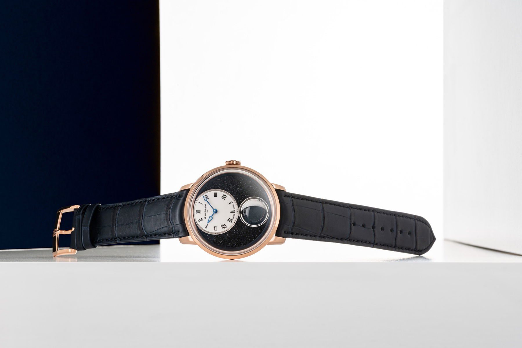 Arnold & Son Luna Magna Gold - View 2