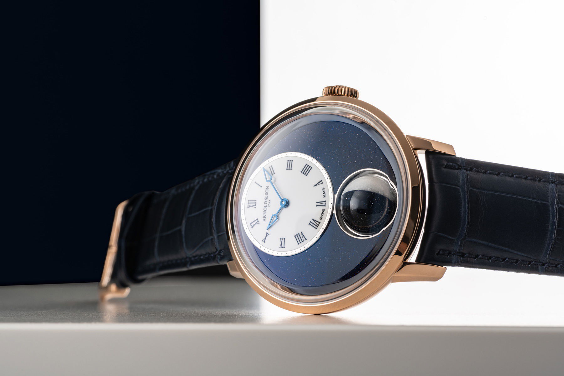 Arnold & Son Luna Magna Gold - View 3