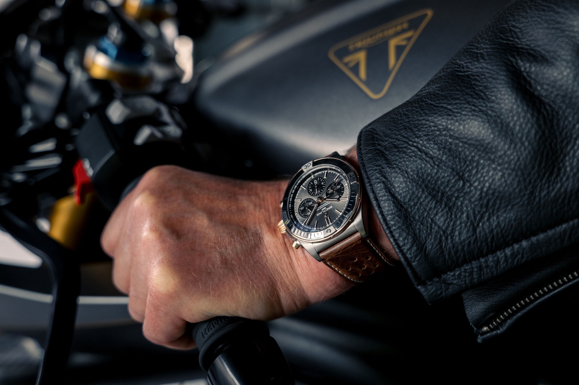 Breitling Chronomat B01 42 Triumph - View 3