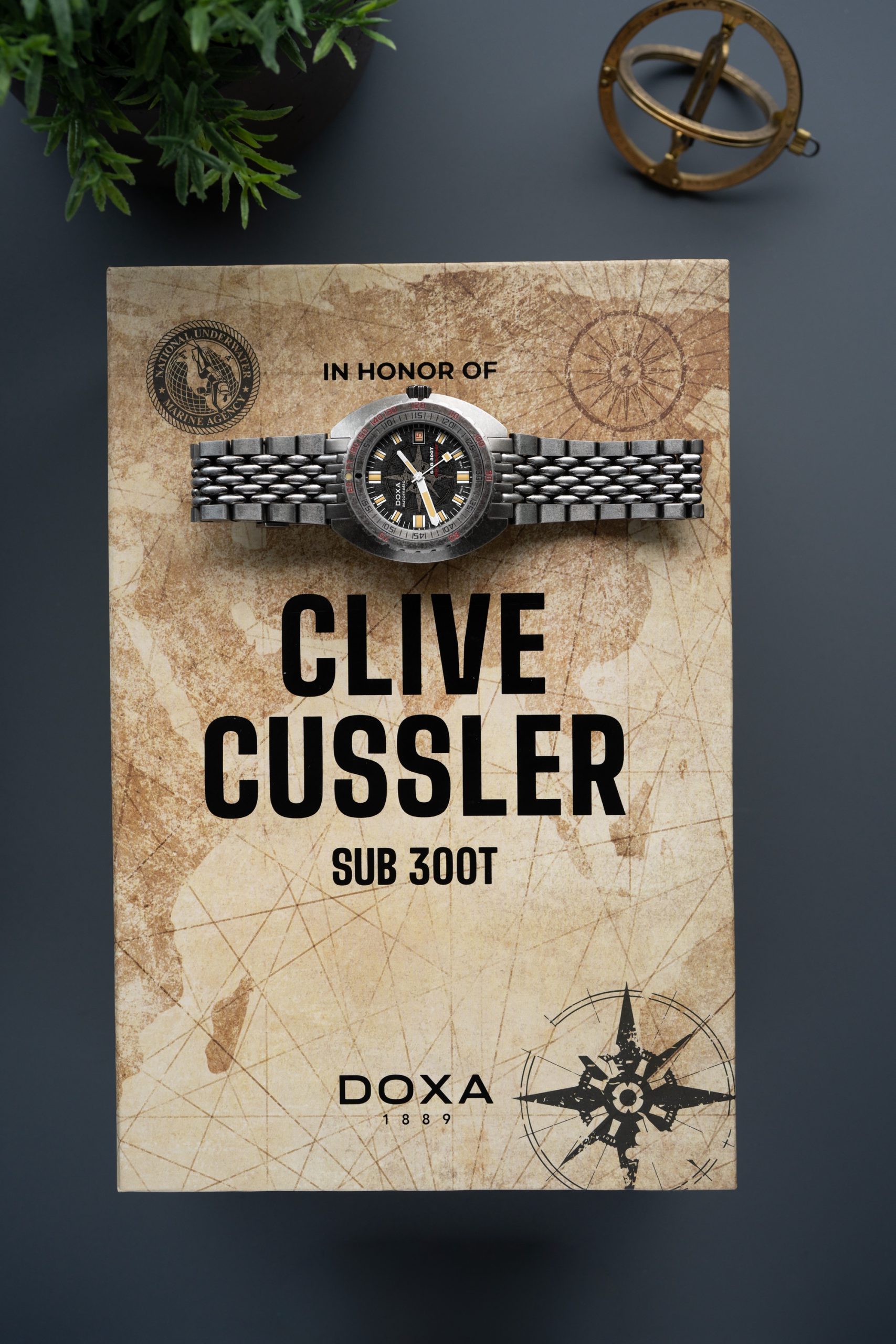 Doxa SUB 300T Sharkhunter Clive Cussler - View 3