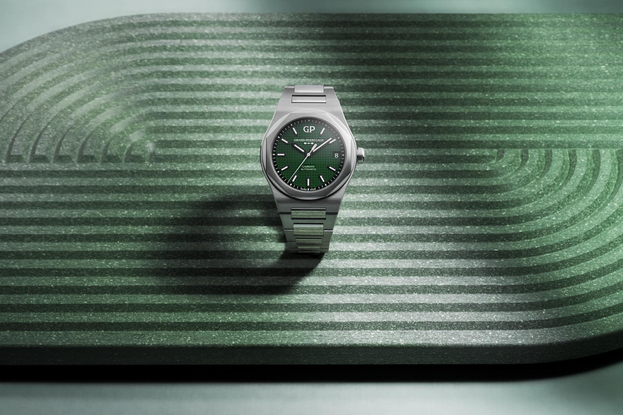 Girard-Perregaux Laureato 42 mm Green - View 2