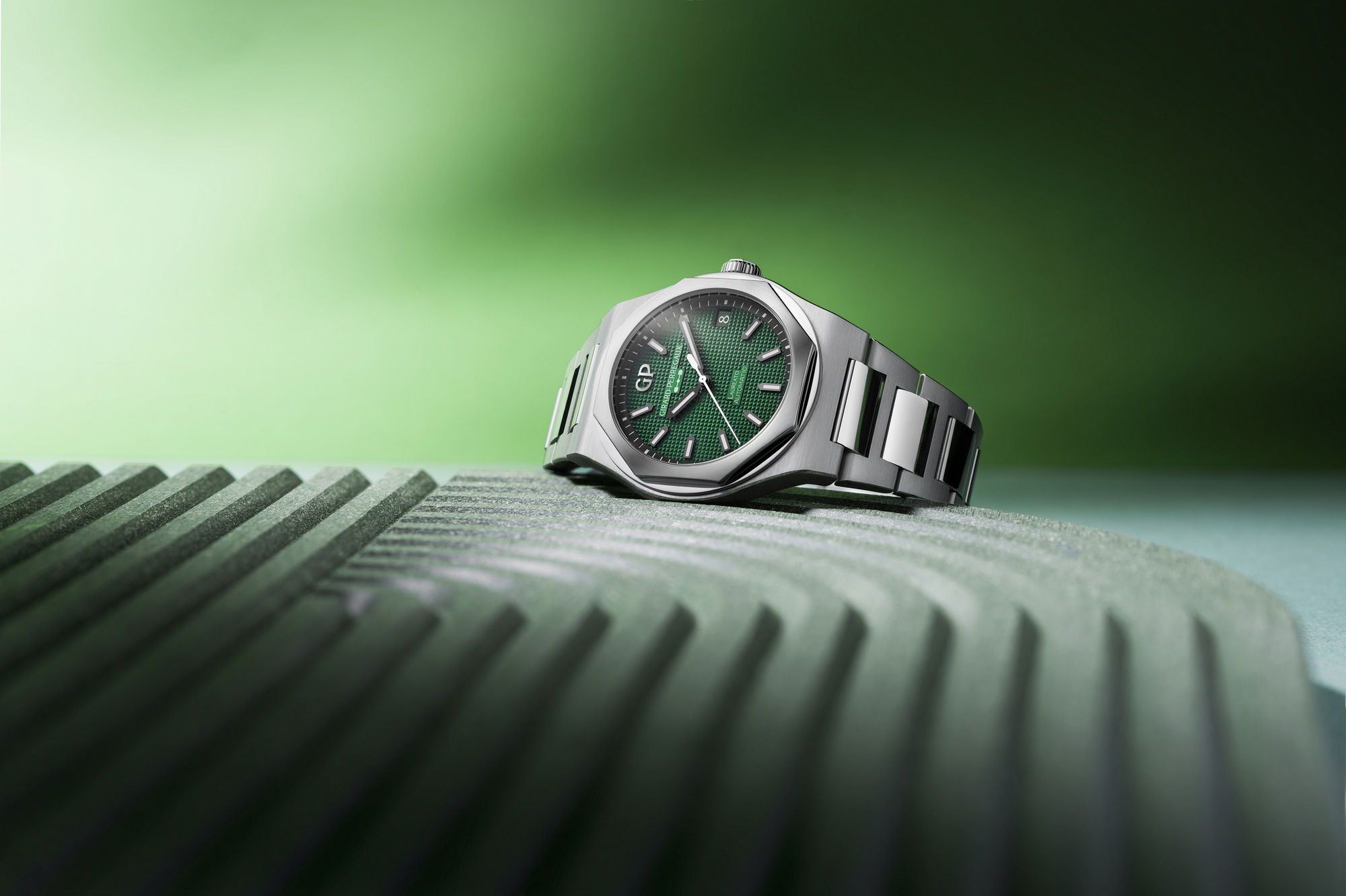 Girard-Perregaux Laureato 42 mm Green - View 3