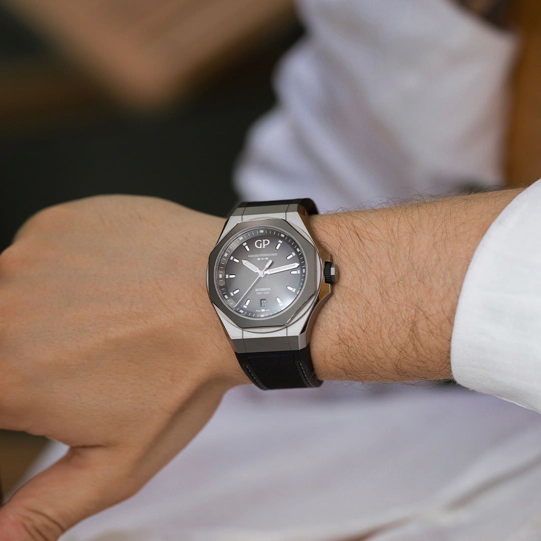 Girard-Perregaux Laureato Absolute Ti 230 - View 2