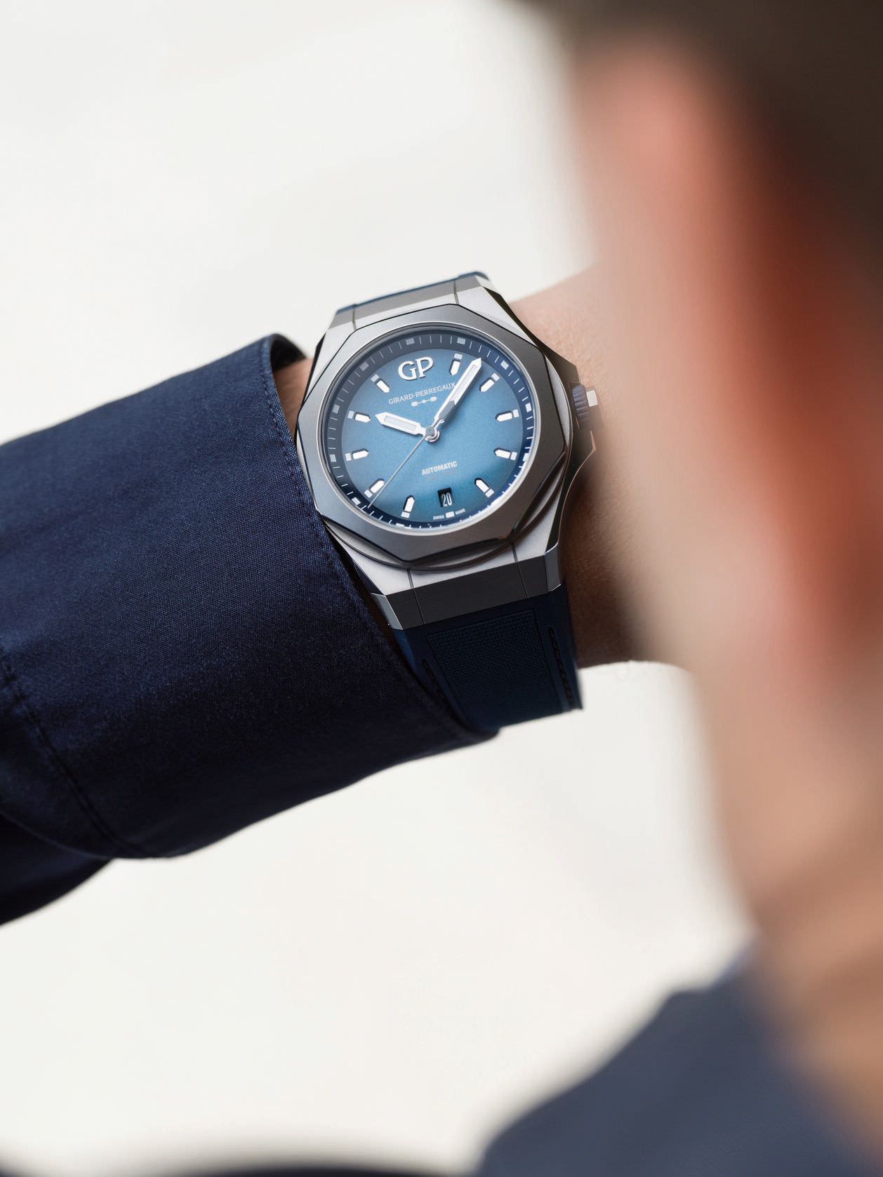Girard-Perregaux Laureato Absolute Ti 230 - View 2