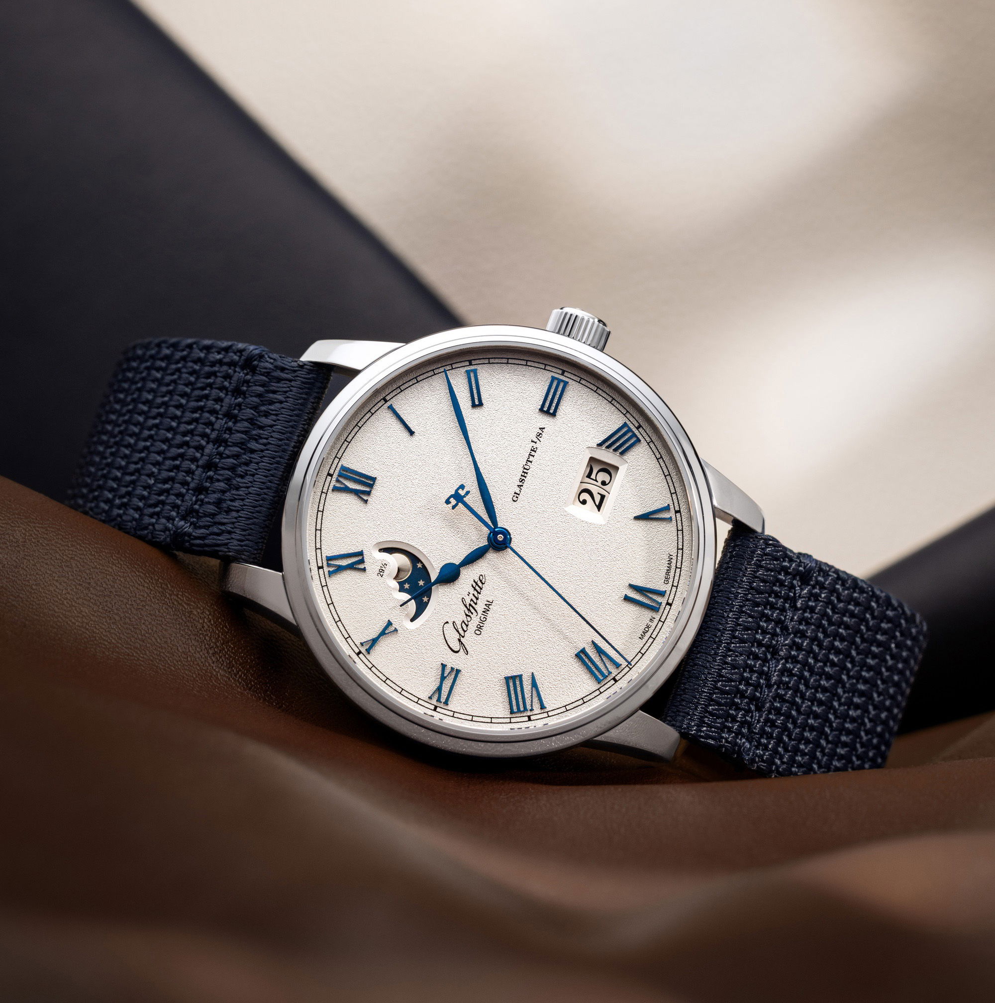 Glashütte Original Senator Excellence Panorama Date Moon Phase Frosted Silver - View 2