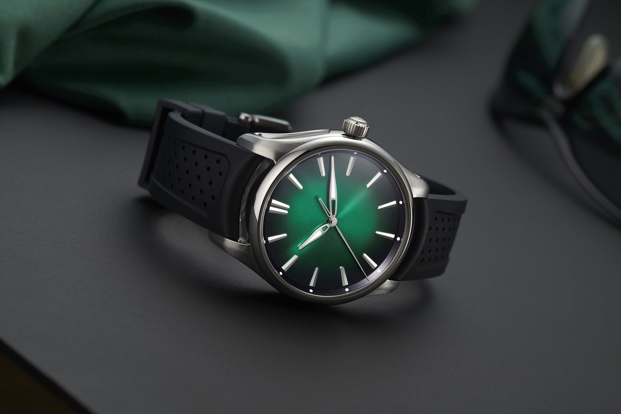 H. Moser & Cie Pioneer Centre Seconds Cosmic Green - View 3