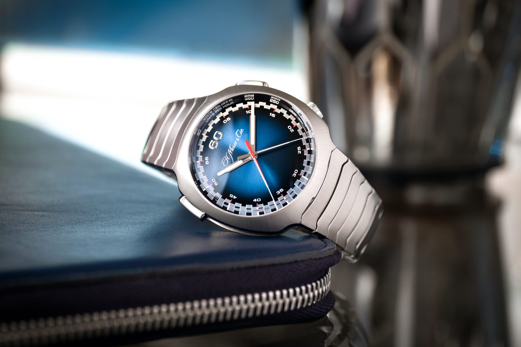 H. Moser & Cie Streamliner Flyback Chronograph Automatic Funky Blue - View 2