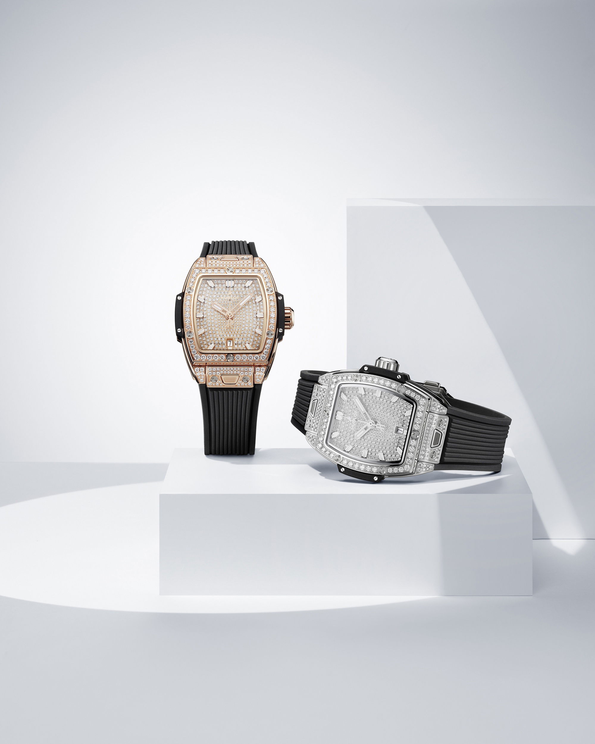 Hublot Spirit of Big Bang King Gold White Full Pavé - View 3