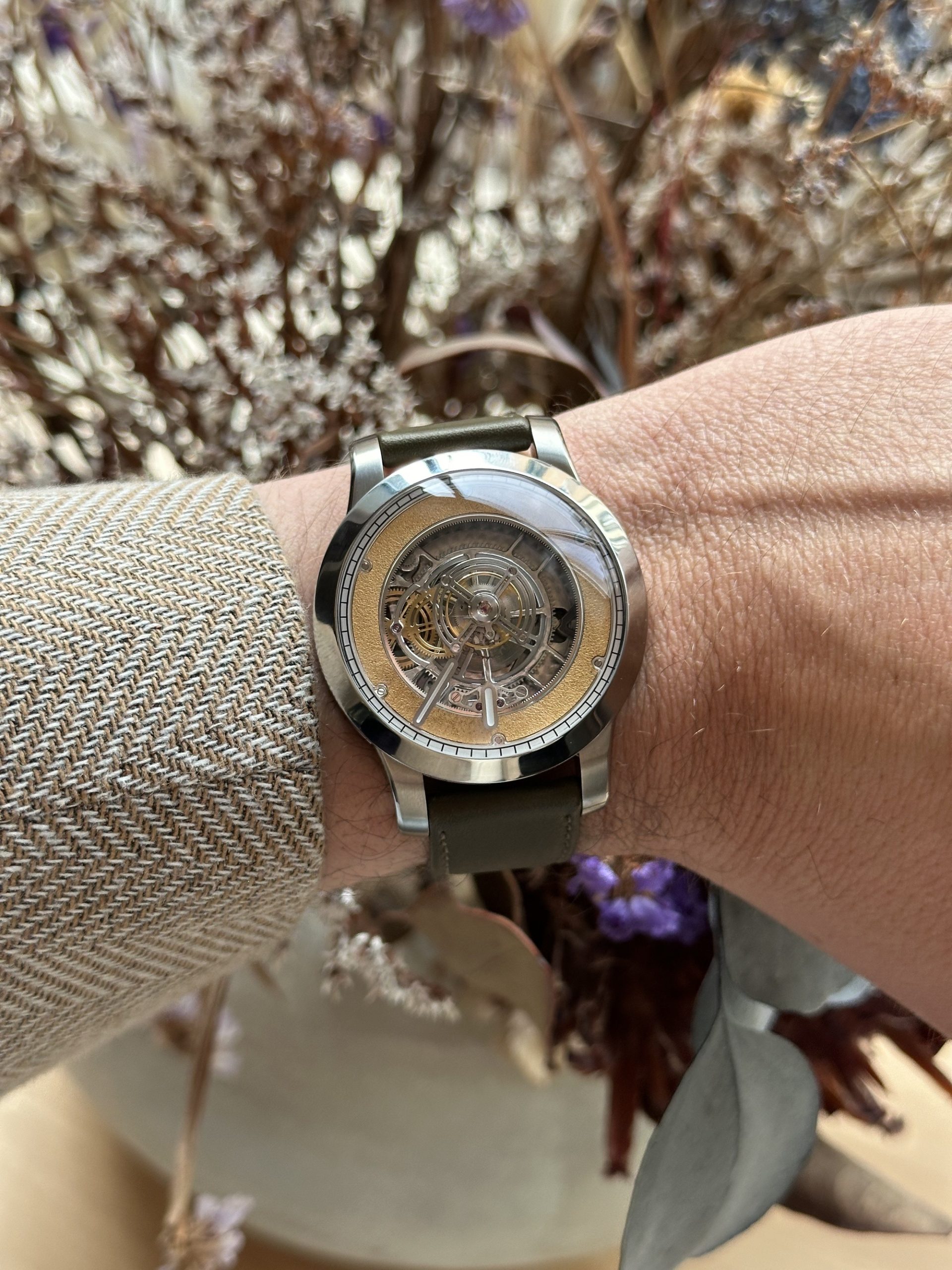Kross Studio KS 06 Central Floating Tourbillon Titanium Gold - View 2