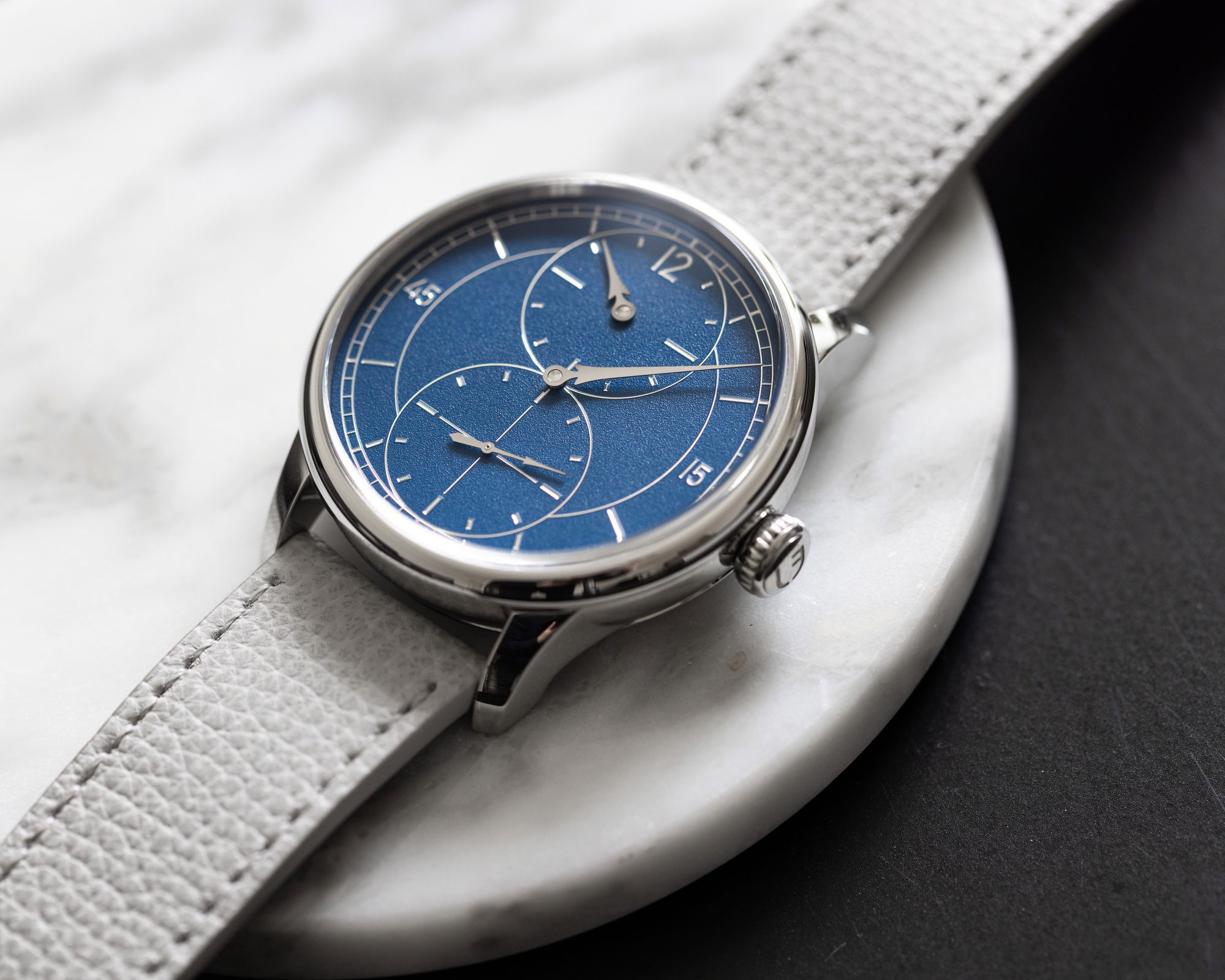Louis Erard Excellence Le Régulateur Gravé Bleu - View 3