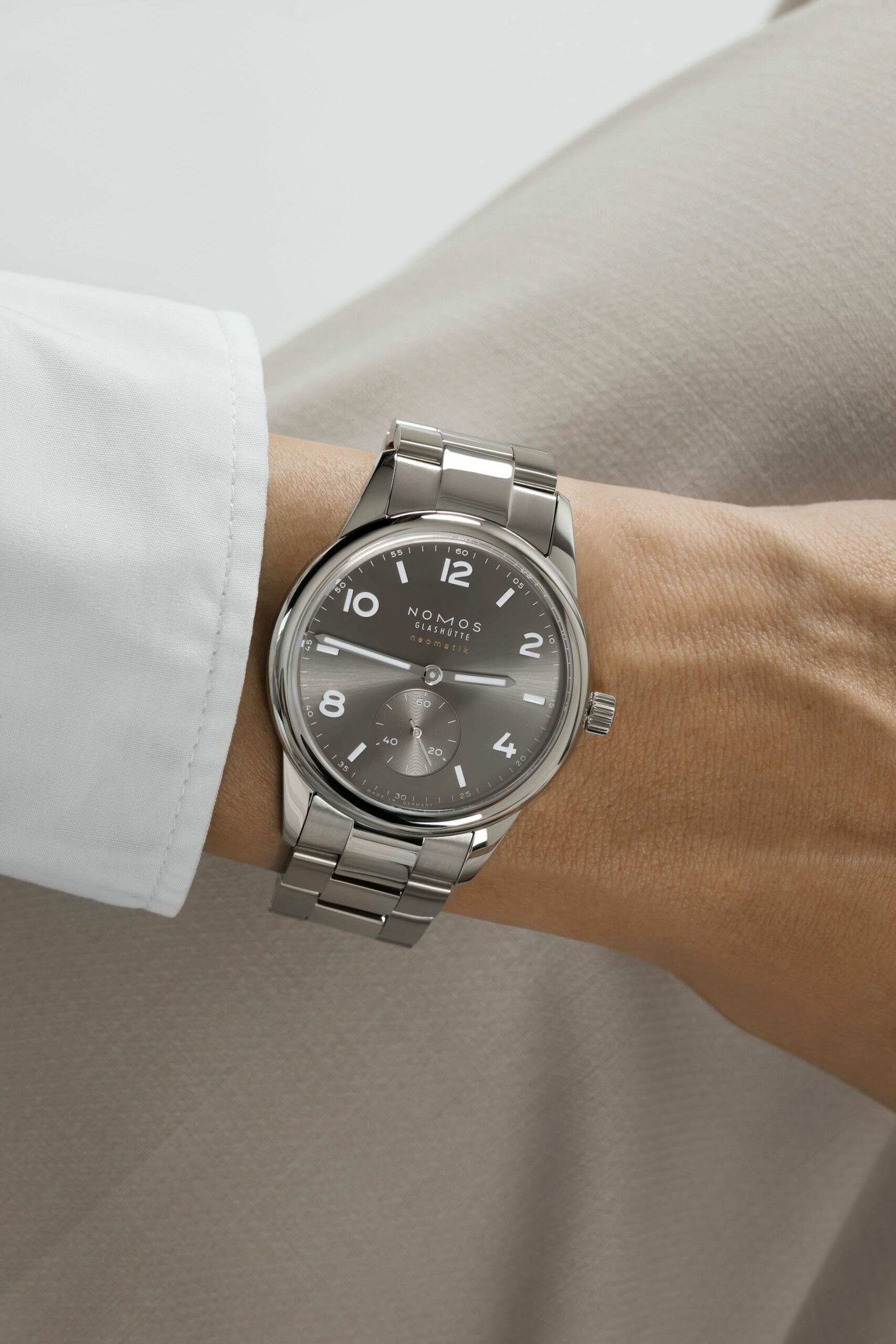 Nomos Glashütte Club Sport neomatik 39 smoke - View 3