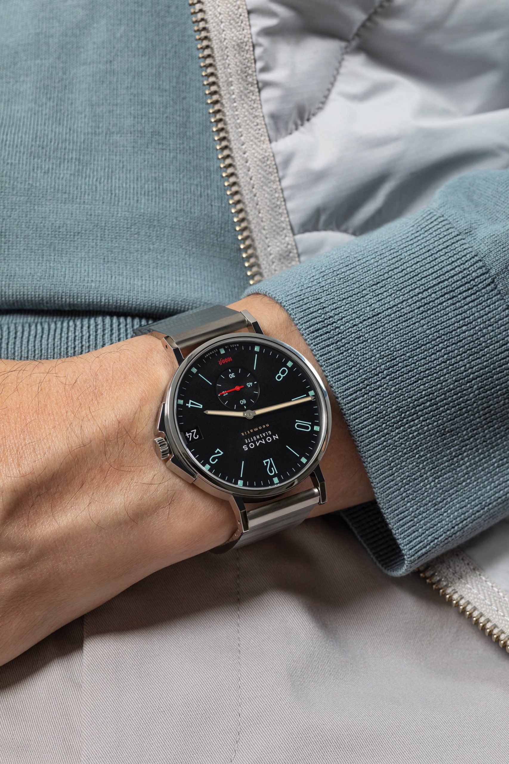 Nomos Glashütte Tangente Sport neomatik 42 date marine black - View 2