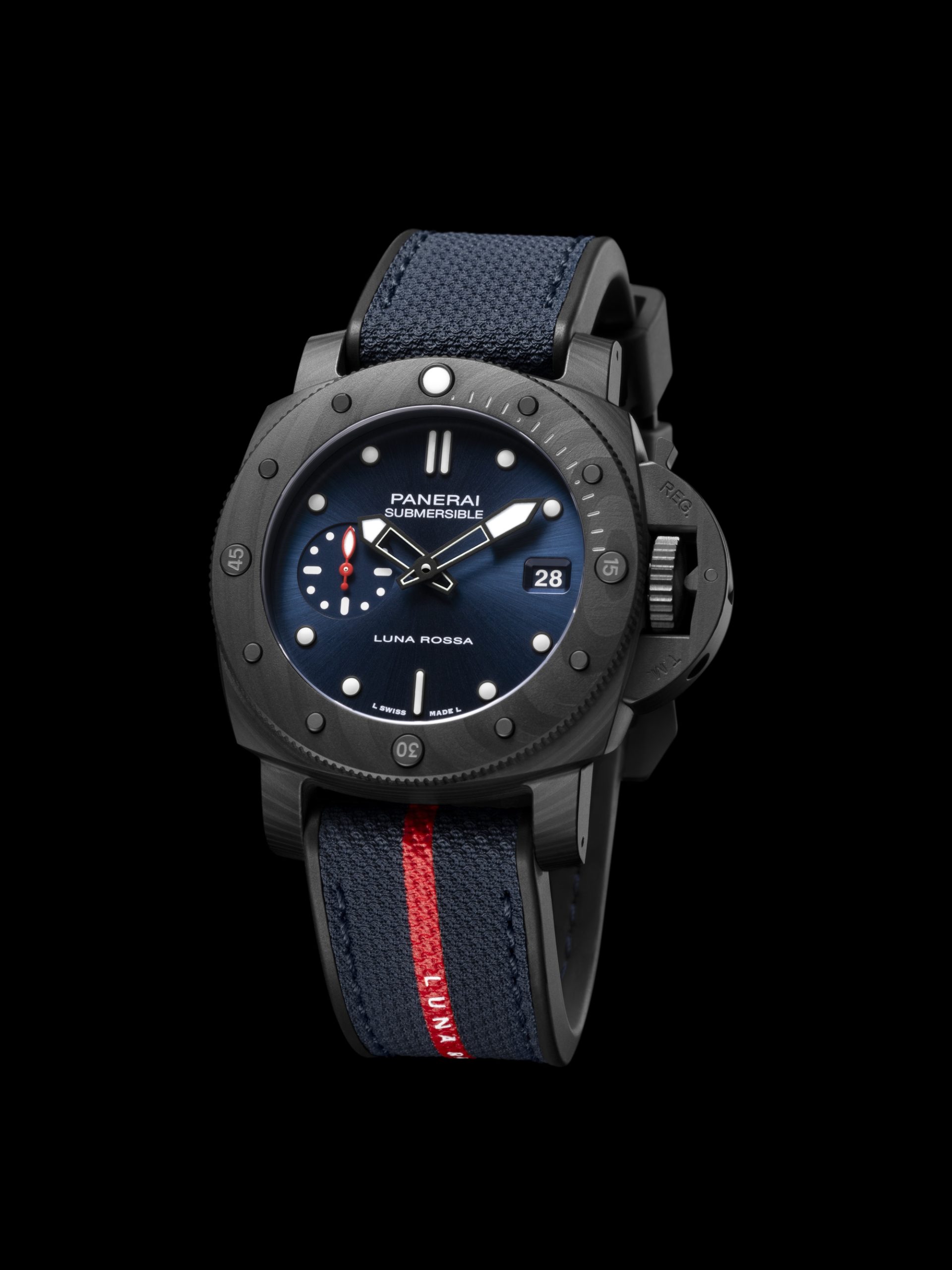 Panerai Submersible Luna Rossa Carbotech - View 2