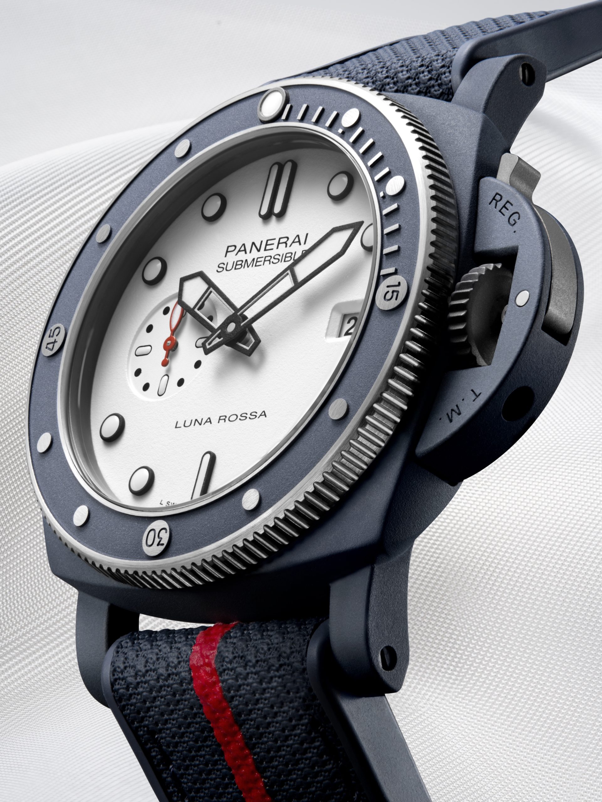 Panerai Submersible QuarantaQuattro Luna Rossa Ti-Ceramitech - View 3