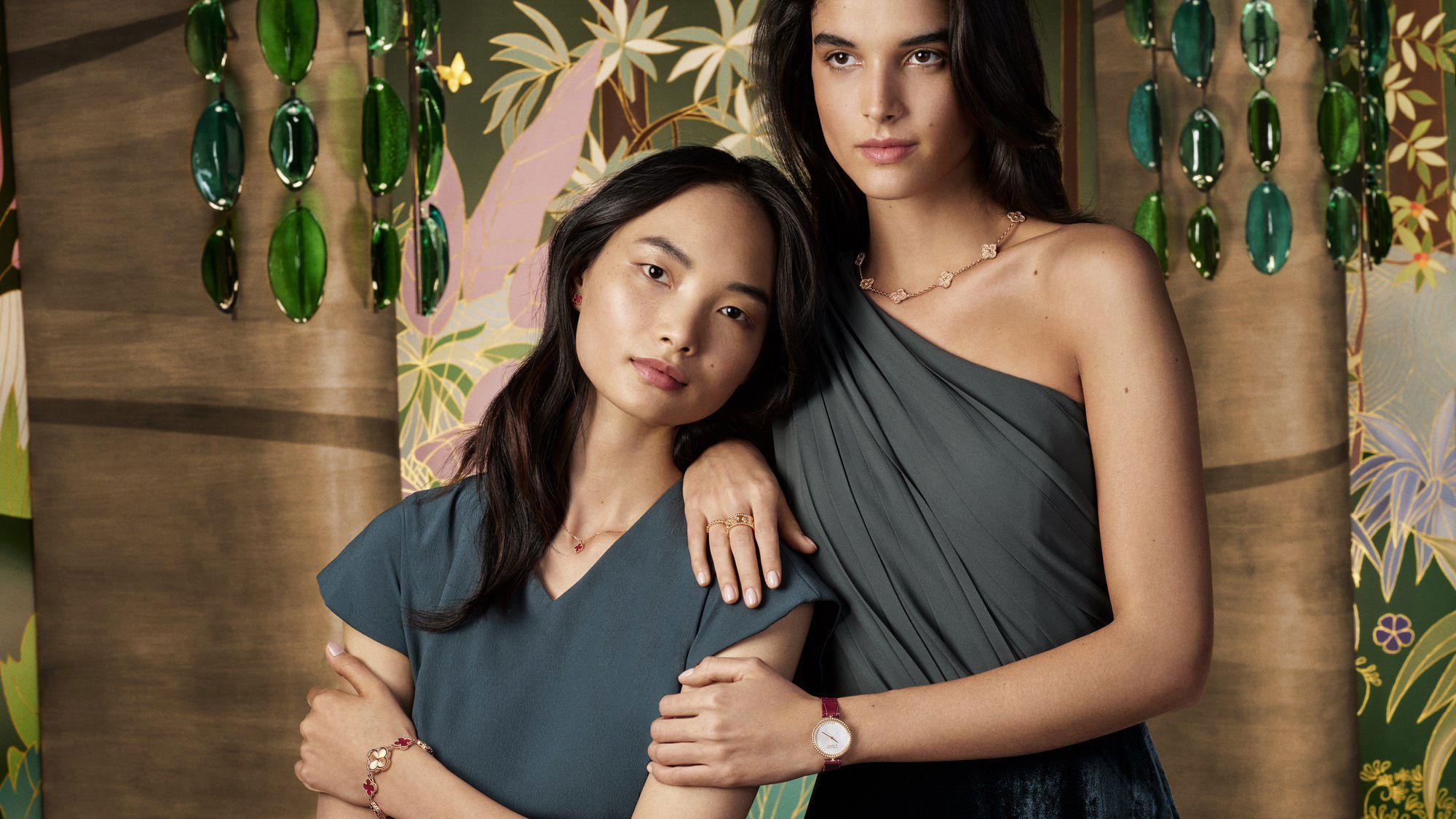 Van Cleef & Arpels Sweet Alhambra Watch - View 2